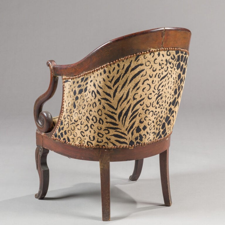 Lot comprenant : - 1/ Paire de fauteuils à crosse en acajou et placage d'acajou…