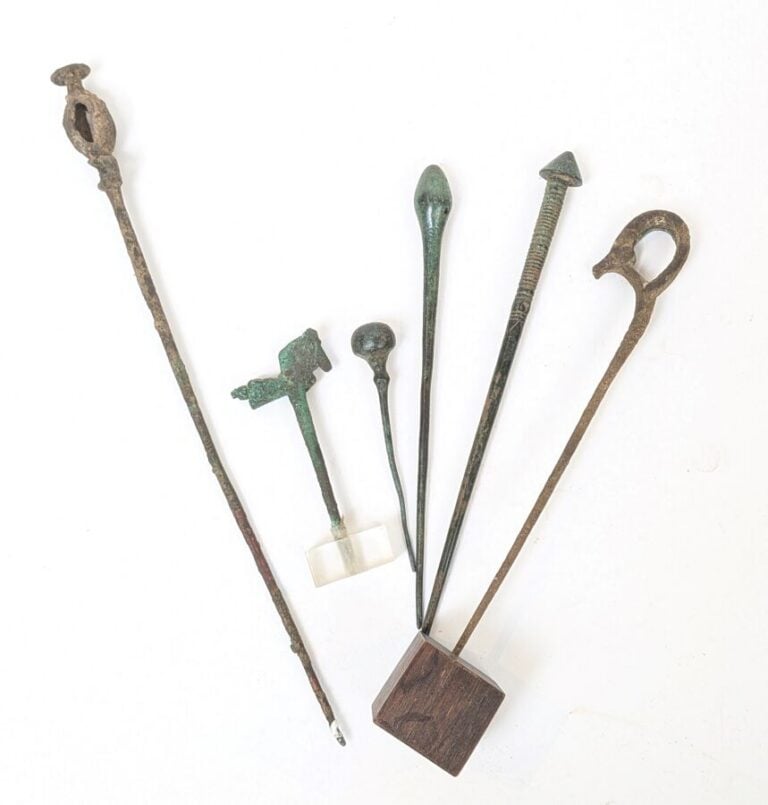 Lot comprenant : - - IRAN - Période Sassanide : Une spatule à col surmonté par…