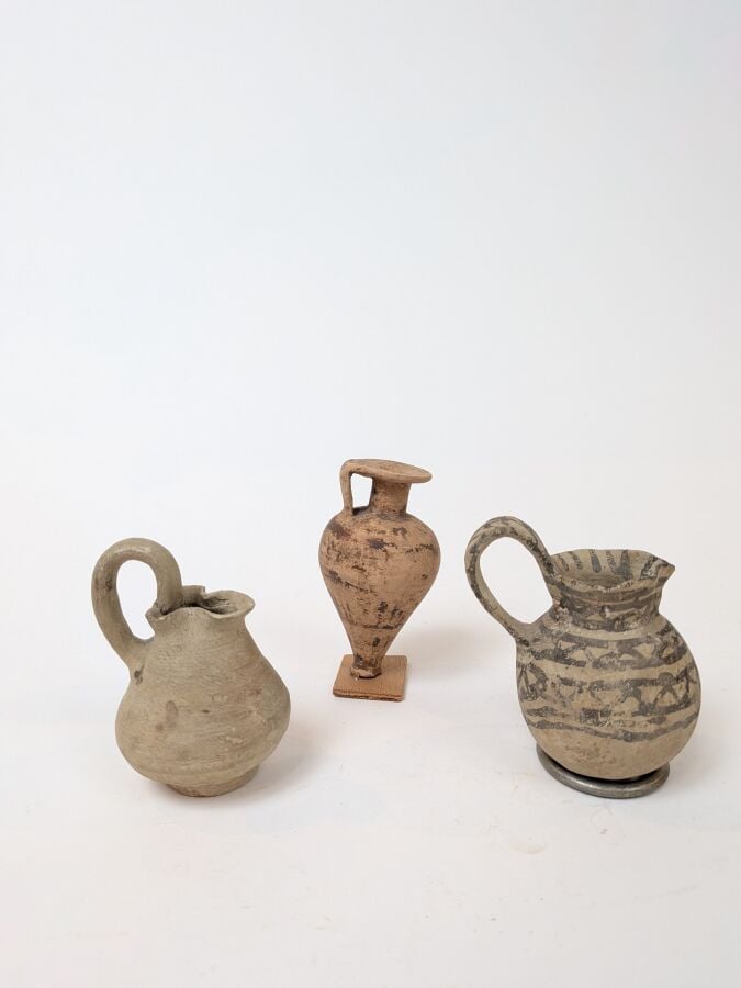 Lot comprenant: - - une oenochoe à panse piriforme - Terre cuite beige - Grèce…