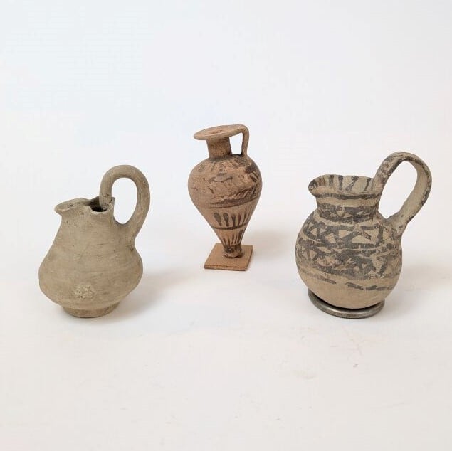 Lot comprenant: - - une oenochoe à panse piriforme - Terre cuite beige - Grèce…