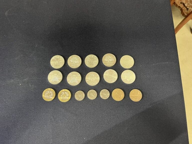 Lot de 10 pièces de 100 francs en argent comprenant : - - une pièce de 100 Fran…