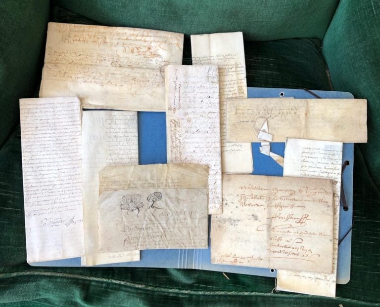Lot de 14 documents (baux notariés) manuscrits sur peau de vélin - entre la fin…