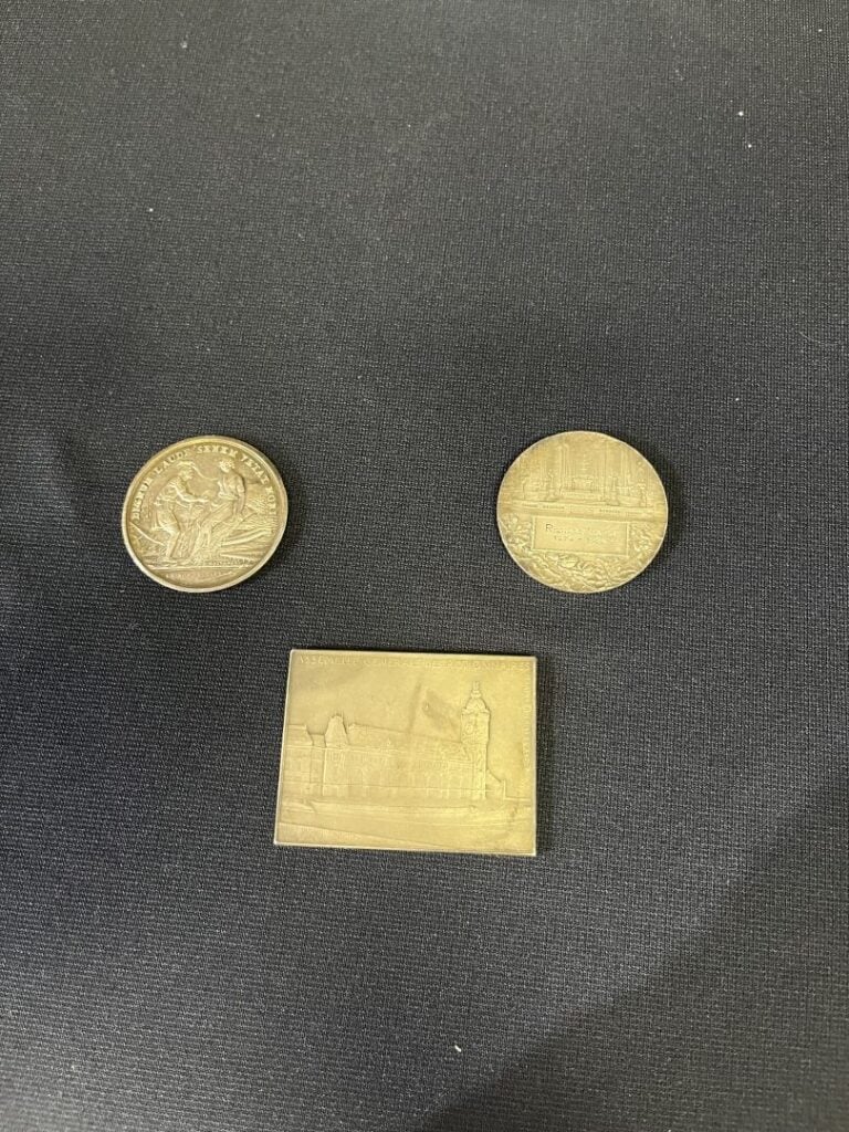 Lot de 3 médailles en argent comprenant : - - une médaille commémorative "Richa…