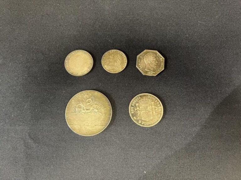 Lot de 4 jetons des agents de change en argent comprenant : - - 1 jeton Agent d…