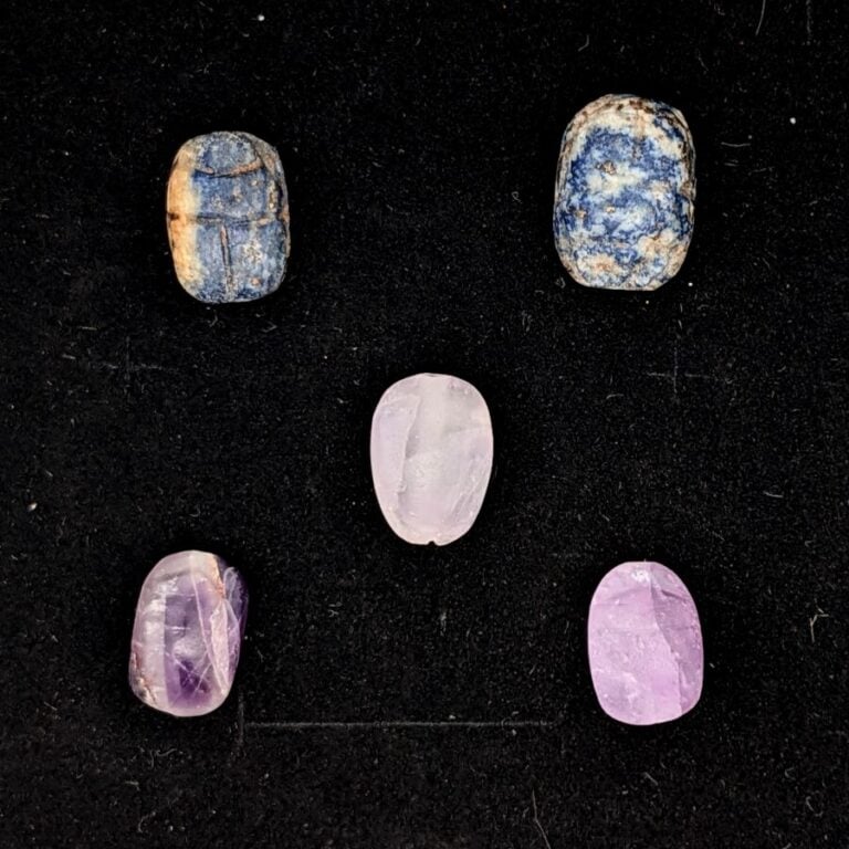 Lot de cinq scarabées anépigraphes. - Deux en améthyste, deux en lapis-lazuli e…