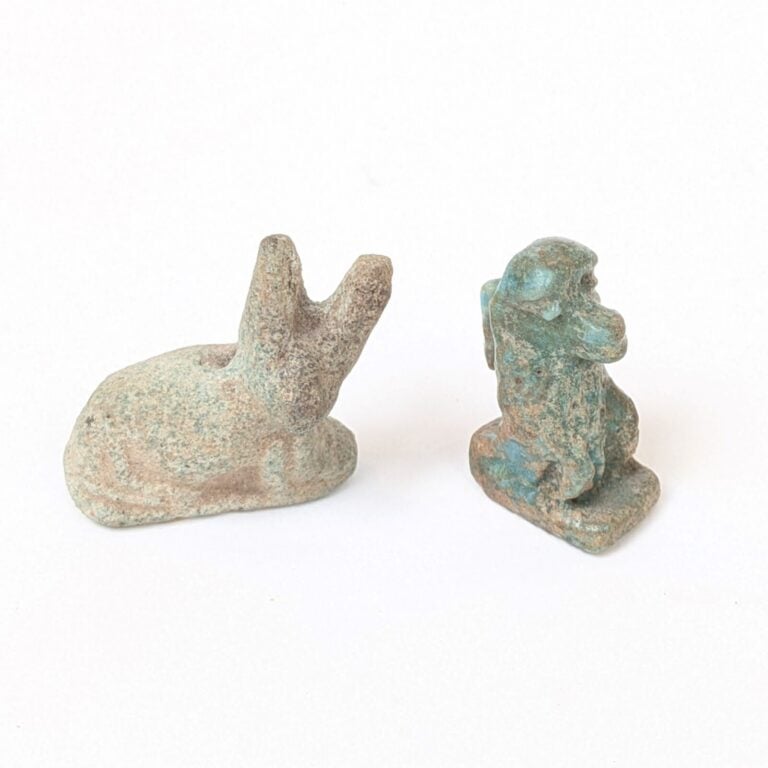 Lot de deux amulettes dont : - - Un anubis couché la tête tournée à droite - -…