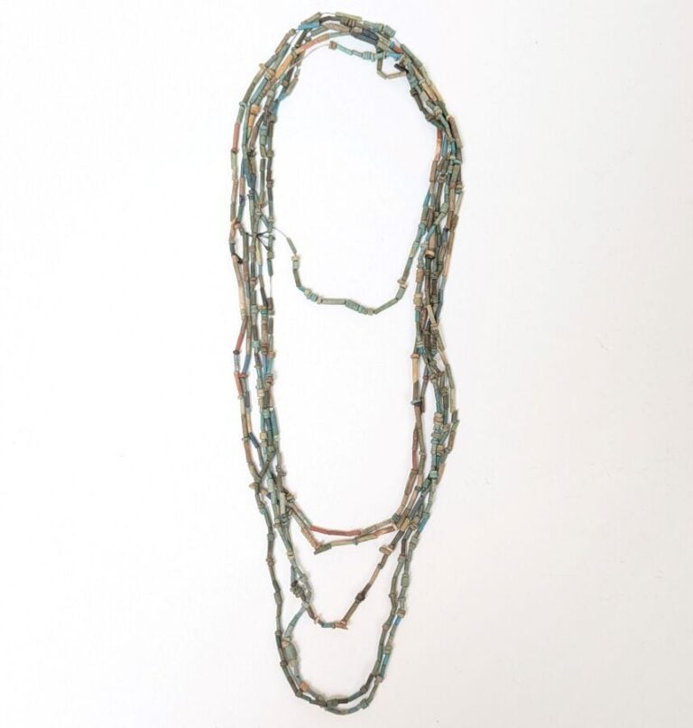 Lot de deux colliers de perles annulaires et tubulaires - Faïence turquoise et…