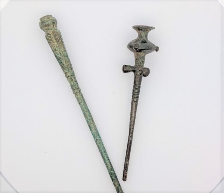 Lot de deux épingles comprenant : - - URARTU - VIIIème siècle avant J.-C - Épin…