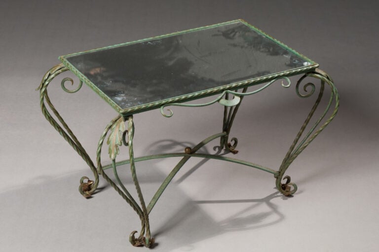 Lot de deux tables : - 1/Table en fer forgé laqué vert torsadé à motif de feuil…