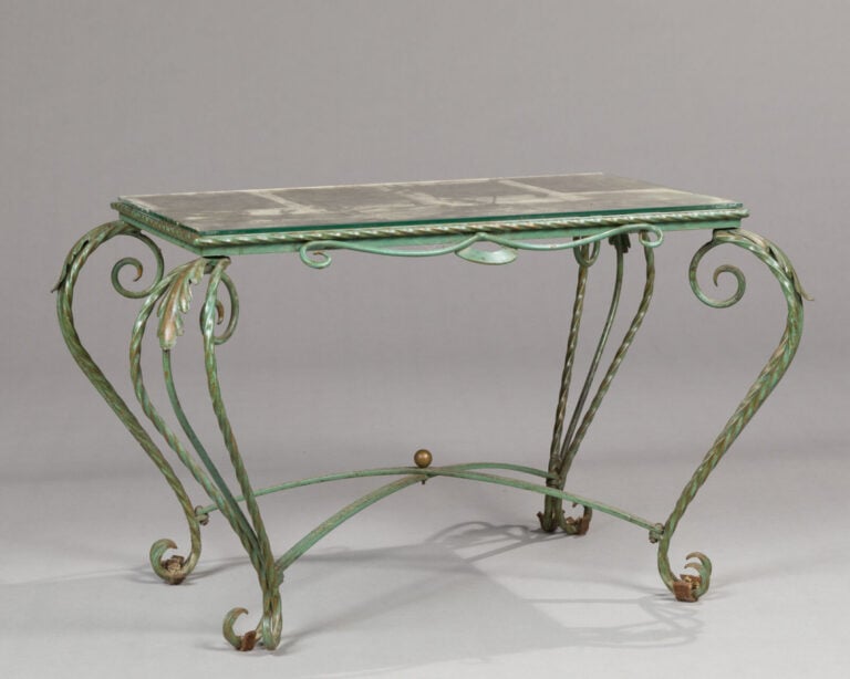 Lot de deux tables : - 1/Table en fer forgé laqué vert torsadé à motif de feuil…