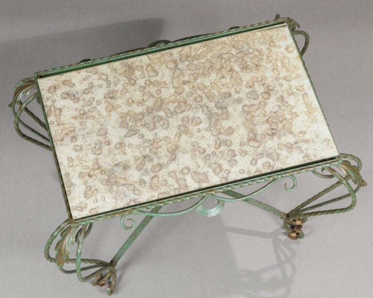 Lot de deux tables : - 1/Table en fer forgé laqué vert torsadé à motif de feuil…