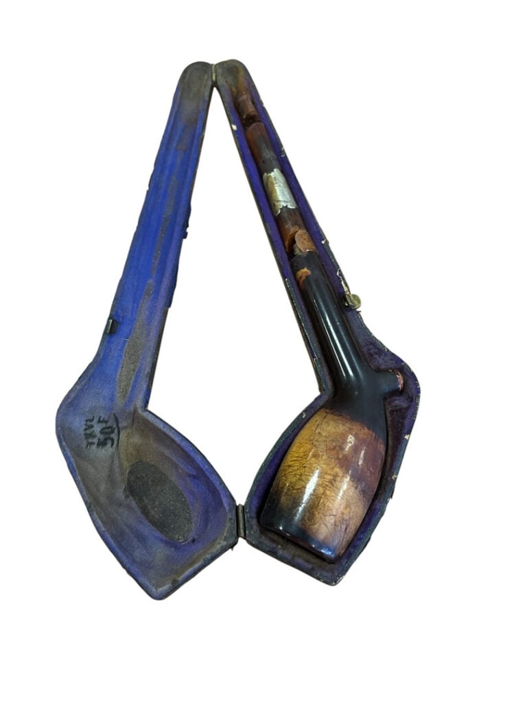 Lot de pipes en corne, bois, écume, etc. - Certaines avec étui usés - (cassures…