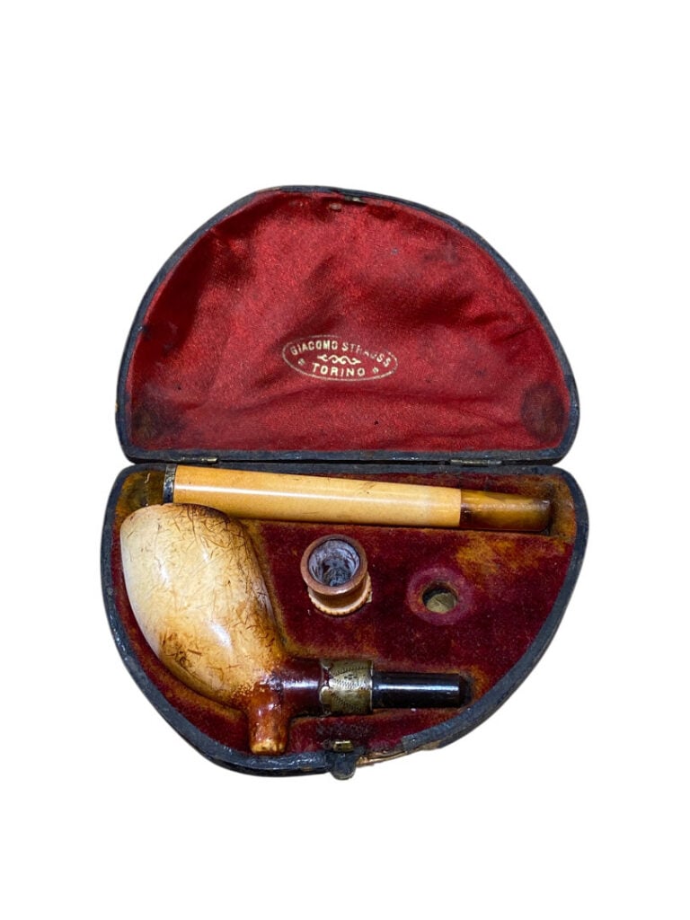 Lot de pipes en corne, bois, écume, etc. - Certaines avec étui usés - (cassures…