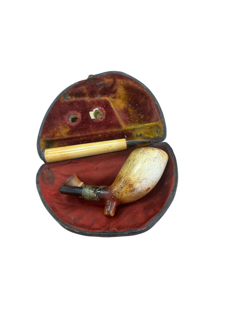 Lot de pipes en corne, bois, écume, etc. - Certaines avec étui usés - (cassures…