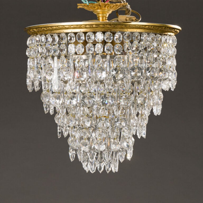 Lustre en cristal de BACCARAT et bronze doré - à décors sur la monture de feuil…