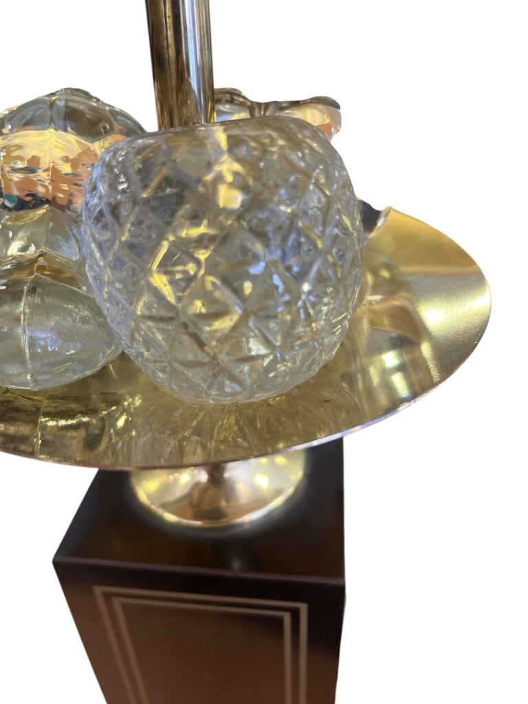 Maison LE DAUPHIN, attribué à - Lampe à poser en métal laqué noir et laiton sur…