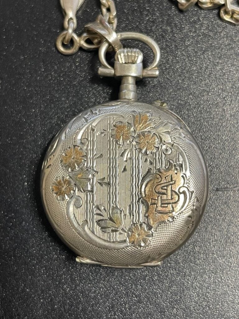 Montre de col en argent (min 800), cadran émaillé blanc à chiffres romains? - A…