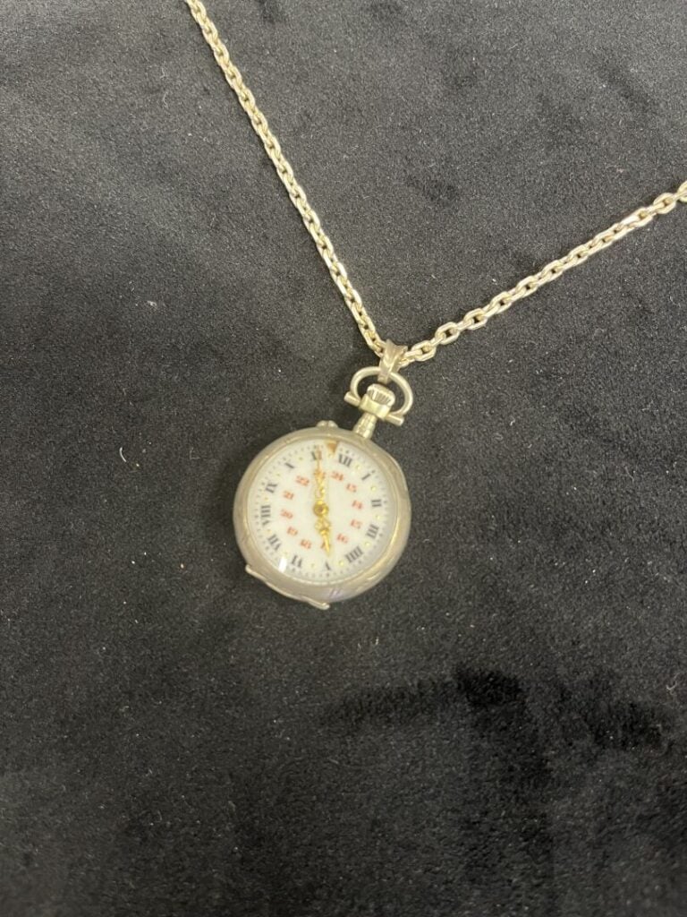 Montre de col en argent (min 800), cadran émaillé blanc à chiffres romains? - A…