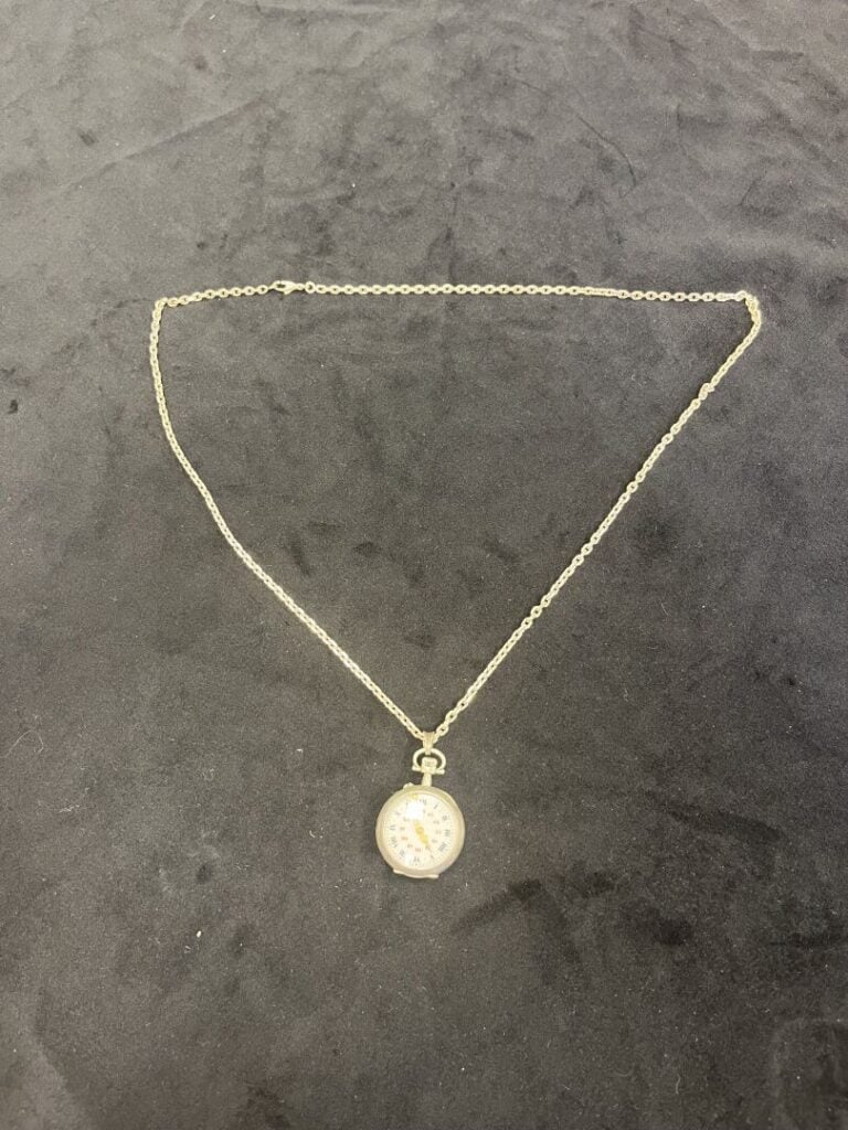 Montre de col en argent (min 800), cadran émaillé blanc à chiffres romains? - A…