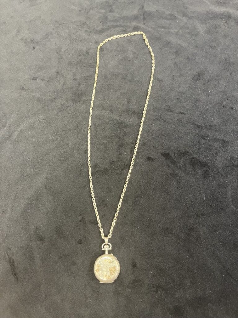 Montre de col en argent (min 800), cadran émaillé blanc à chiffres romains? - A…