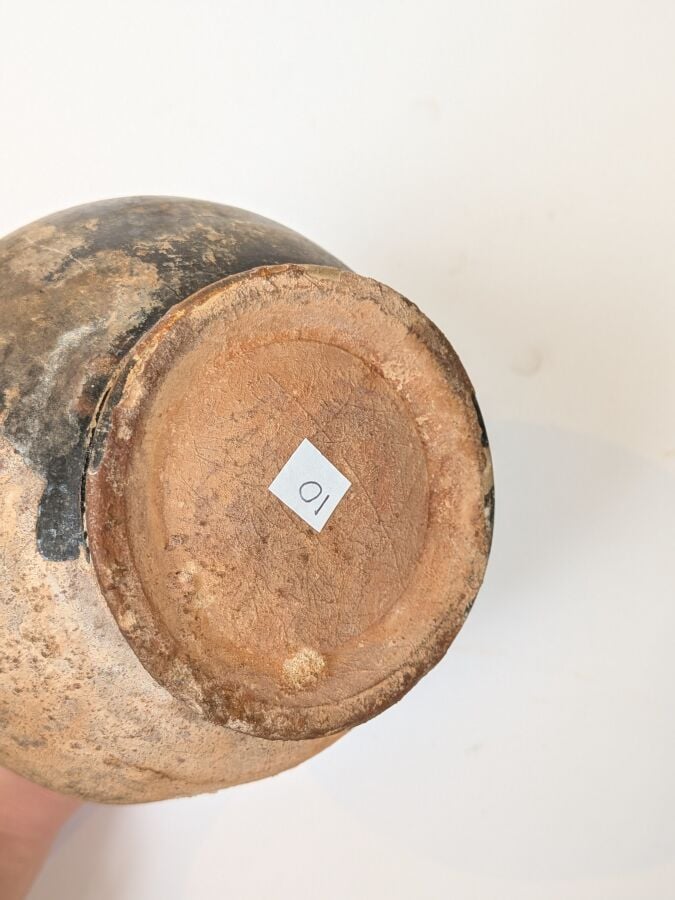 OEnochoé à panse globulaire sur pied annulaire. La haute lèvre, légèrement conc…