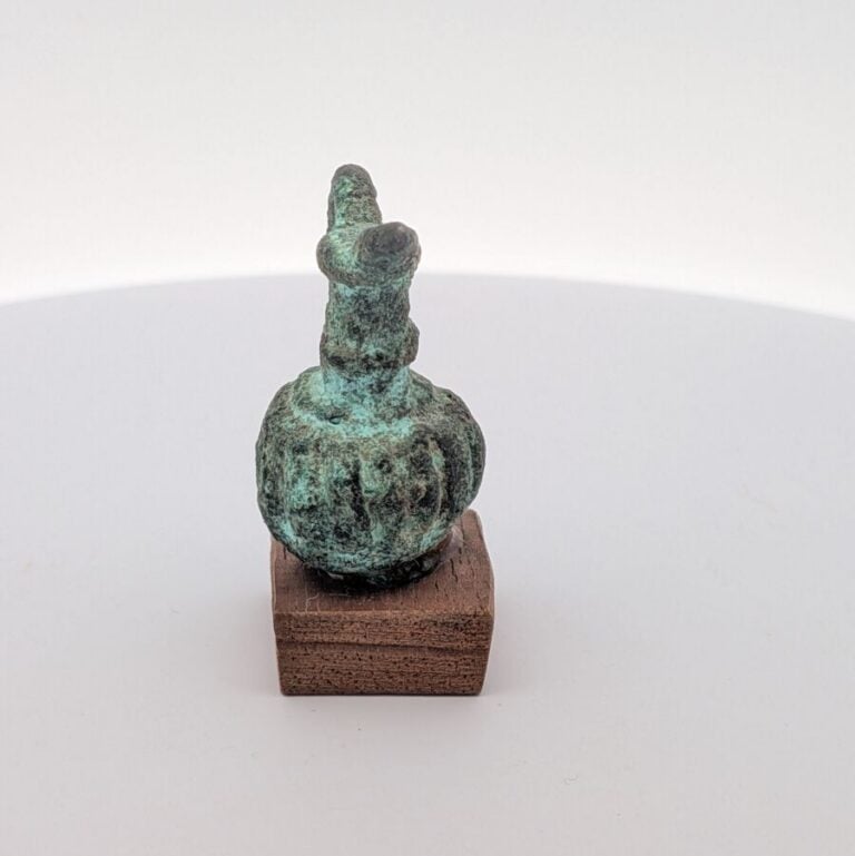 OEnochoé miniature a panse cannelée et à long bec verseur bronze à patine vert…
