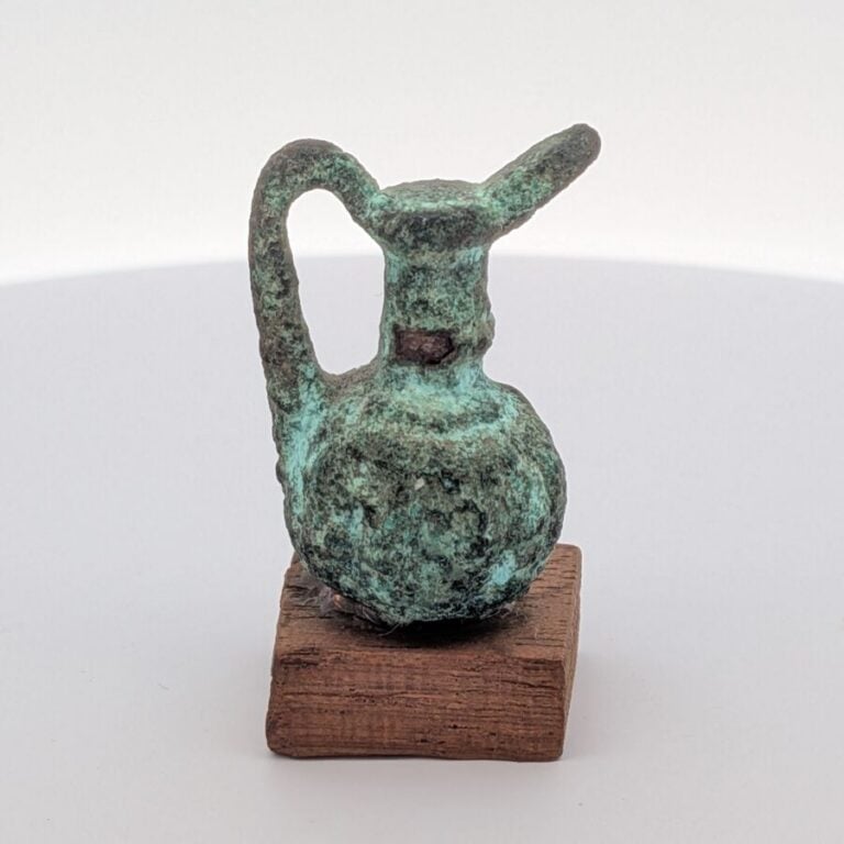 OEnochoé miniature a panse cannelée et à long bec verseur bronze à patine vert…