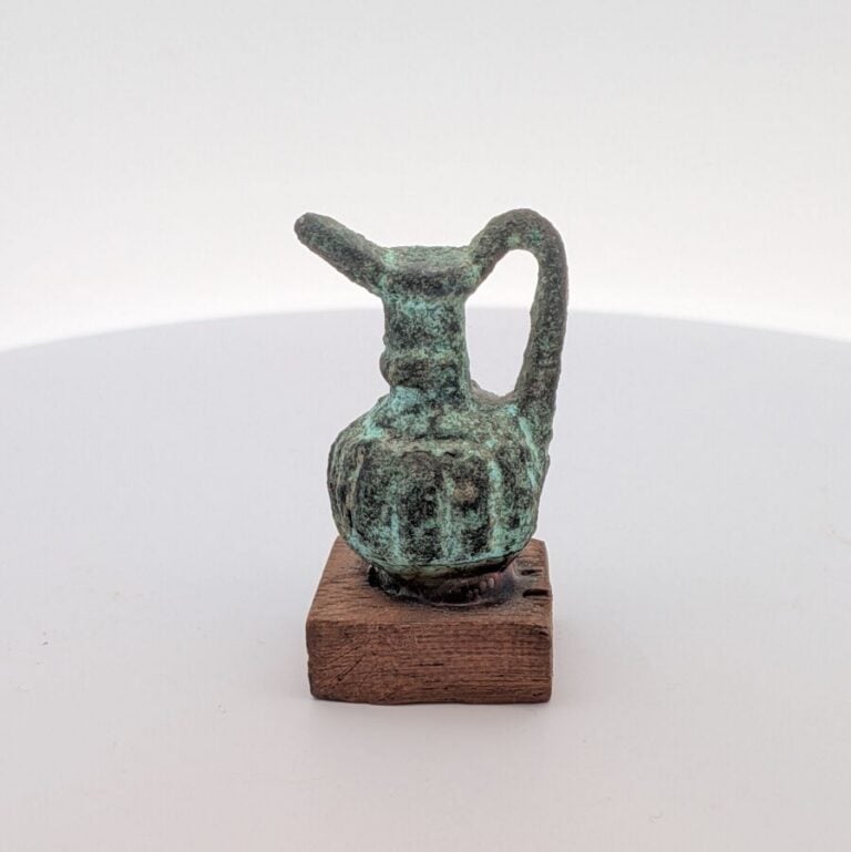 OEnochoé miniature a panse cannelée et à long bec verseur bronze à patine vert…