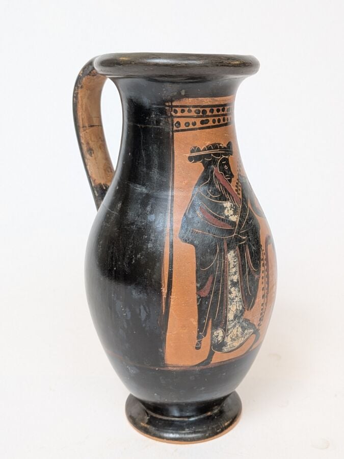 Olpé à figure noire, au tableau orné d'un satyre et d'un silène se regardant. -…