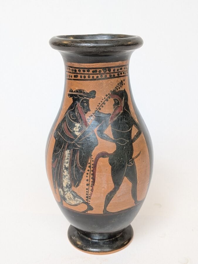 Olpé à figure noire, au tableau orné d'un satyre et d'un silène se regardant. -…