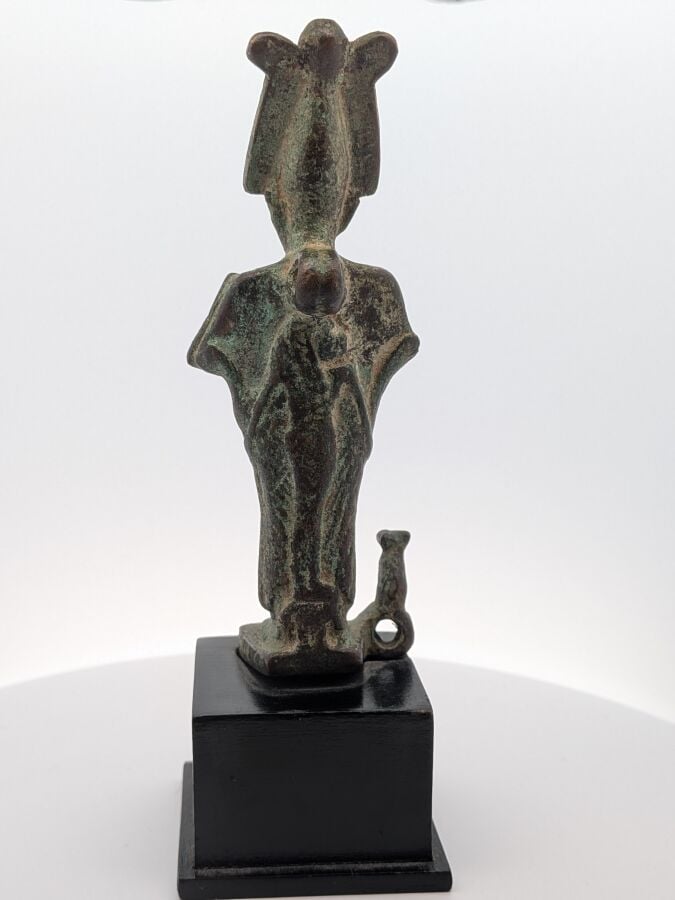Osiris debout momiforme, coiffé de la couronne Atef et portant le crochet et le…