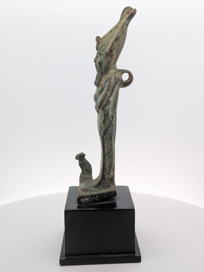 Osiris debout momiforme, coiffé de la couronne Atef et portant le crochet et le…