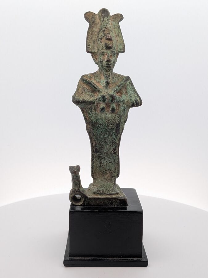 Osiris debout momiforme, coiffé de la couronne Atef et portant le crochet et le…