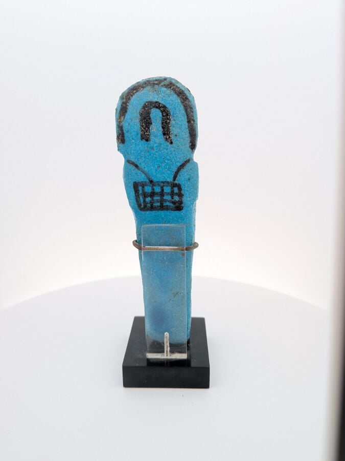 Oushebti à la perruque courte striée et aux instruments aratoires peints en noi…