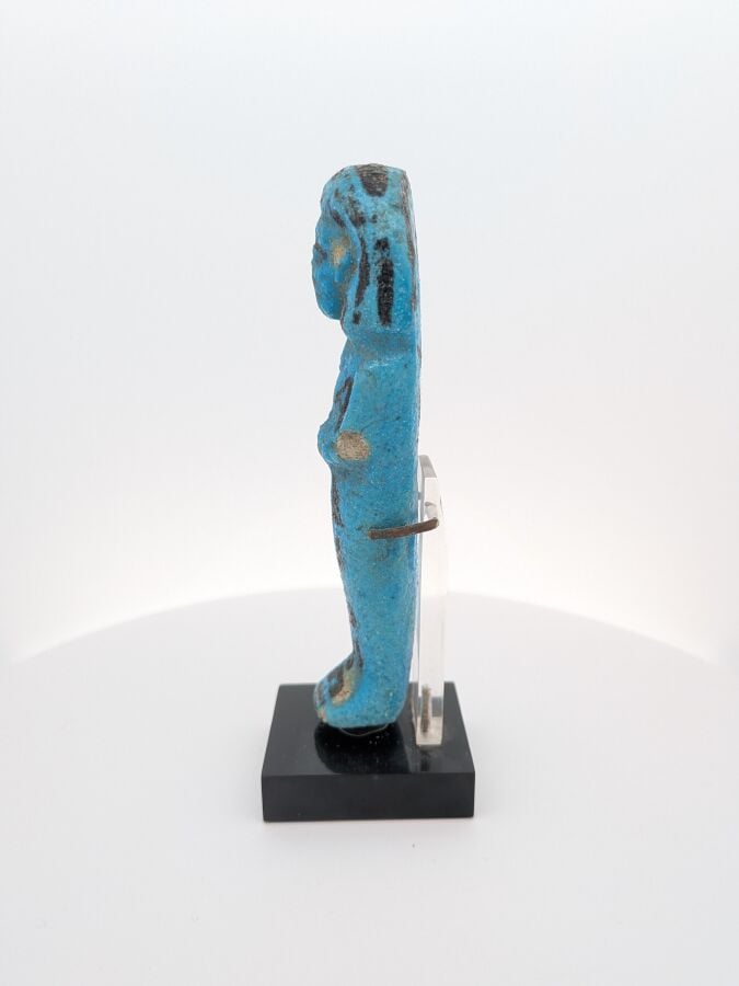 Oushebti à la perruque courte striée et aux instruments aratoires peints en noi…