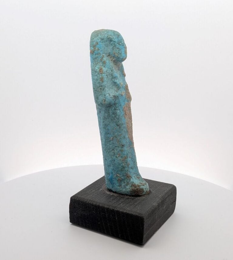 Oushebti anépigraphe portant les instruments aratoires en relief. - Faïence ble…