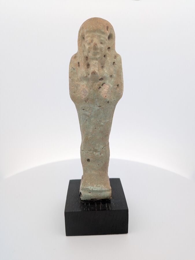 Oushebti portant les instruments aratoires en relief et la barbe postiche. - Il…