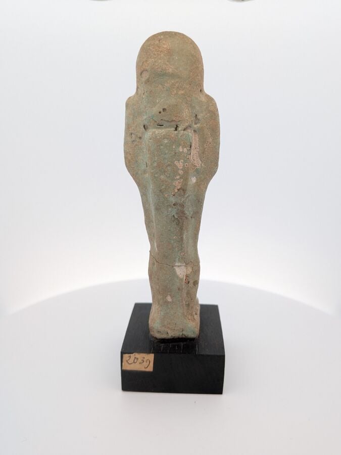 Oushebti portant les instruments aratoires en relief et la barbe postiche. - Il…