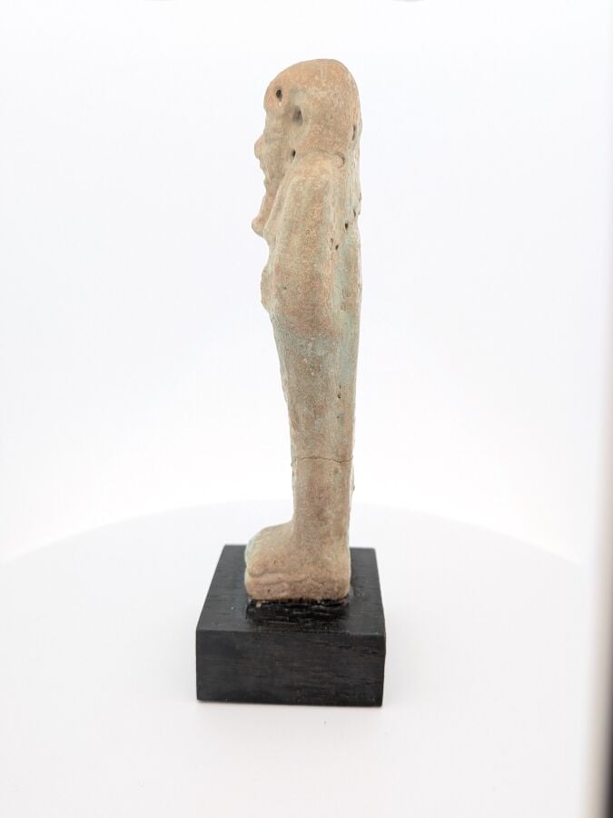 Oushebti portant les instruments aratoires en relief et la barbe postiche. - Il…