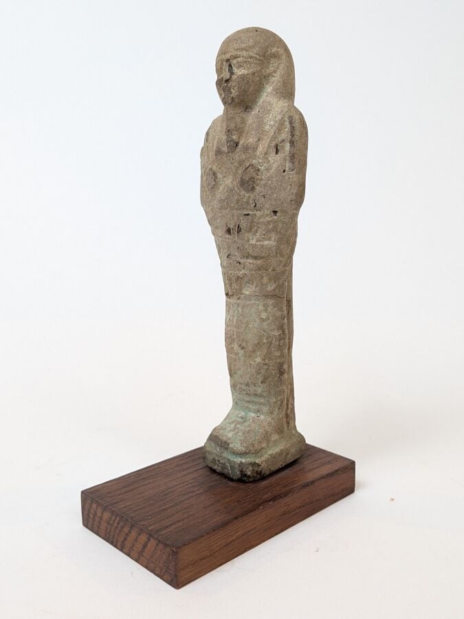 Oushebti portant les instruments aratoires en relief et la barbe postiche. - Il…