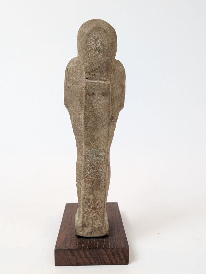 Oushebti portant les instruments aratoires en relief et la barbe postiche. - Il…