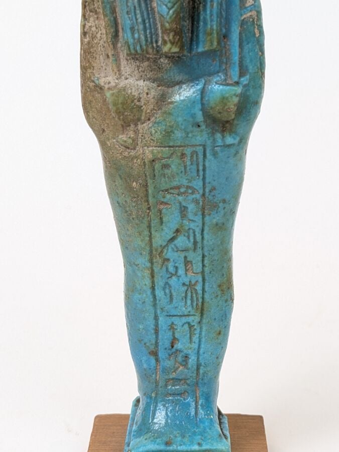 Oushebti portant les instruments aratoires en relief, la barbe postiche tressée…