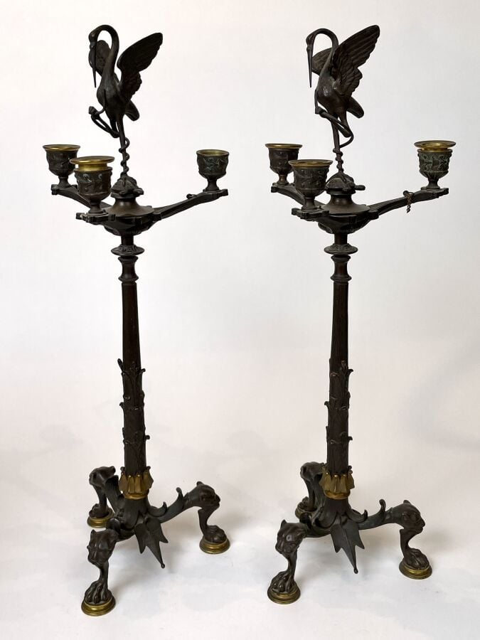 Paire de candélabres 3 lumières en bronze patiné et doré - sommé d'un échassier…