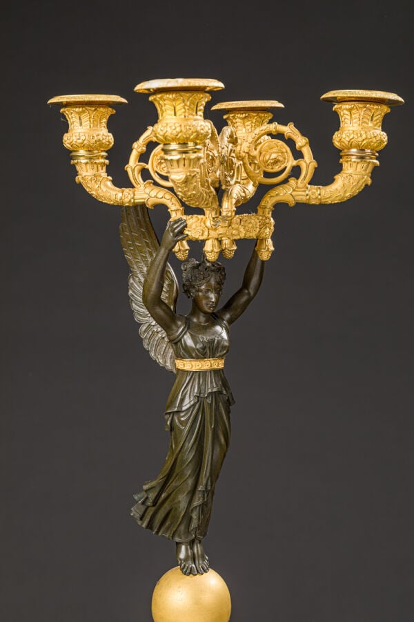 Paire de candélabres en bronze doré et - bronze patiné à décor d'une victoire a…