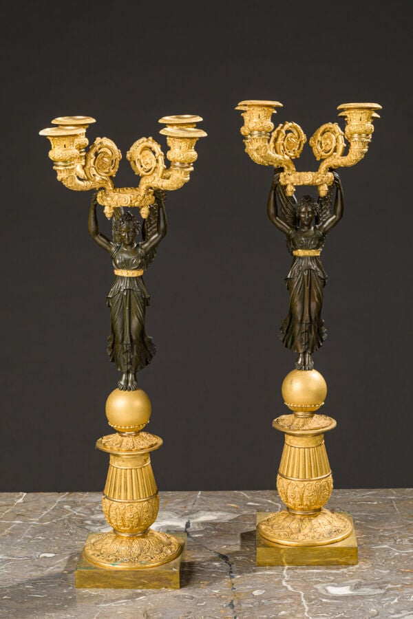 Paire de candélabres en bronze doré et - bronze patiné à décor d'une victoire a…