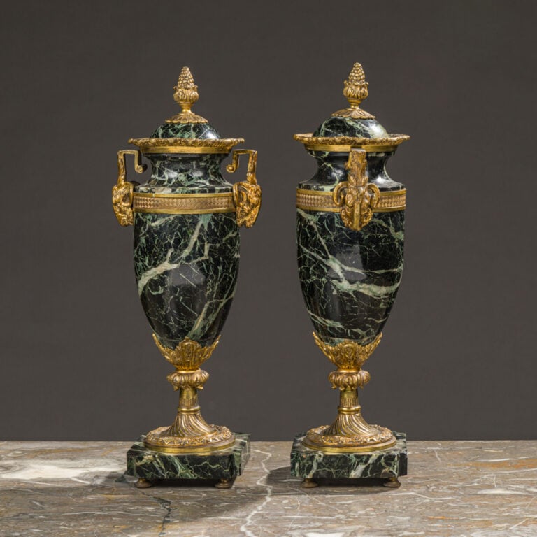Paire de cassolettes en marbre vert, monture en bronze doré à - têtes de bélier…