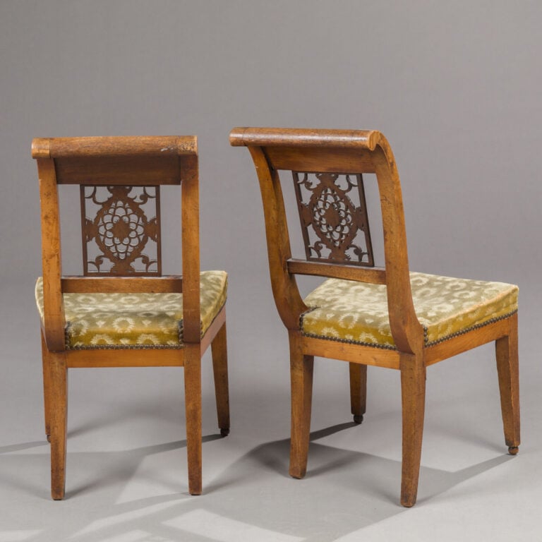 Paire de chaises en placage d'acajou à - dossier ajouré - 84 x 45 x 40 cm