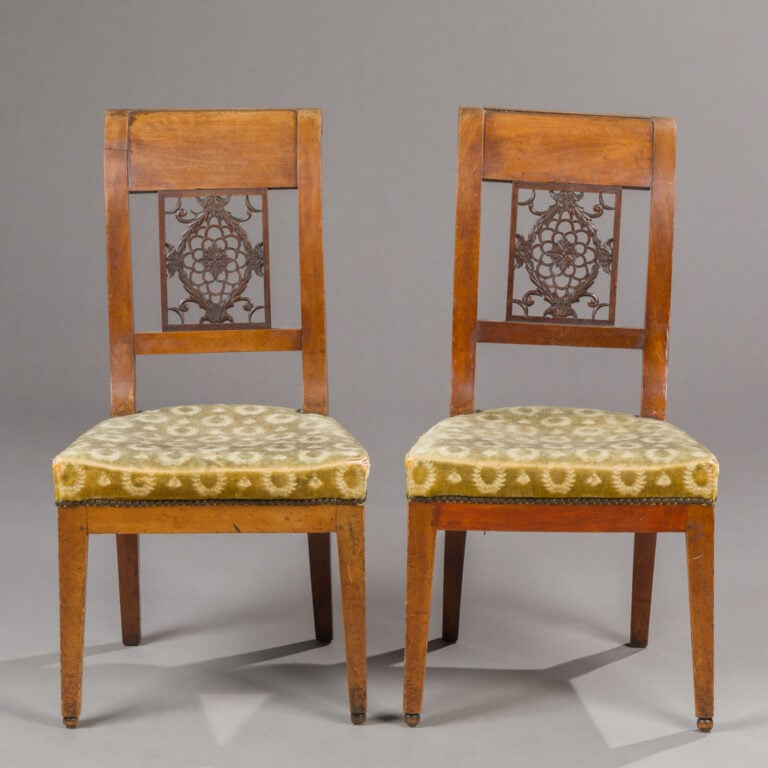 Paire de chaises en placage d'acajou à - dossier ajouré - 84 x 45 x 40 cm