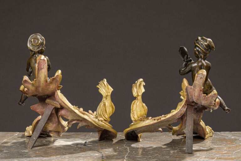 Paire de chenets « Enfants au tambourin » en bronze doré et - bronze patiné. -…