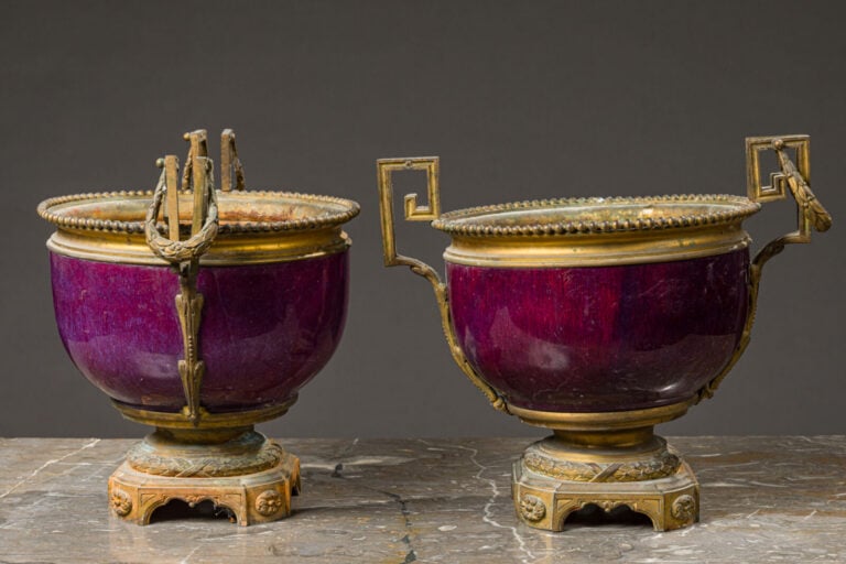Paire de coupes en céramique flammée de couleur aubergine, - monture en bronze…